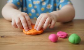 Pâte à modeler : à partir de quel âge la proposer à un enfant ?
